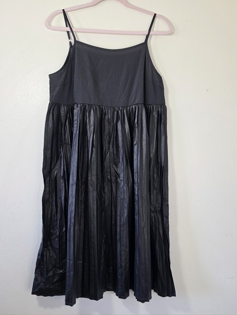 Gracia Mixed Media Pleated Cocktail Dress Medium